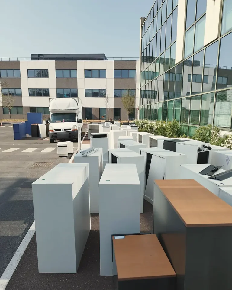 Mobilier de bureau regroupé à l'extérieur avant le chargement dans le camion, chantier DGE