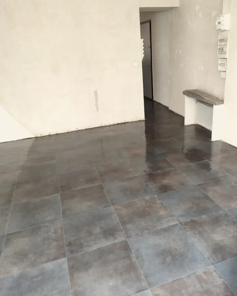 Local entièrement vidé après le débarras, chantier DGE