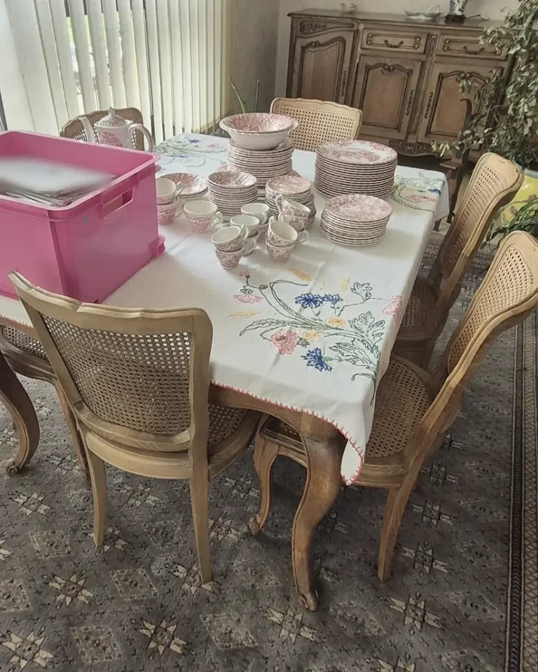 Service de vaisselle à motifs rassemblé sur une table de salle à manger avant le tri, chantier DGE