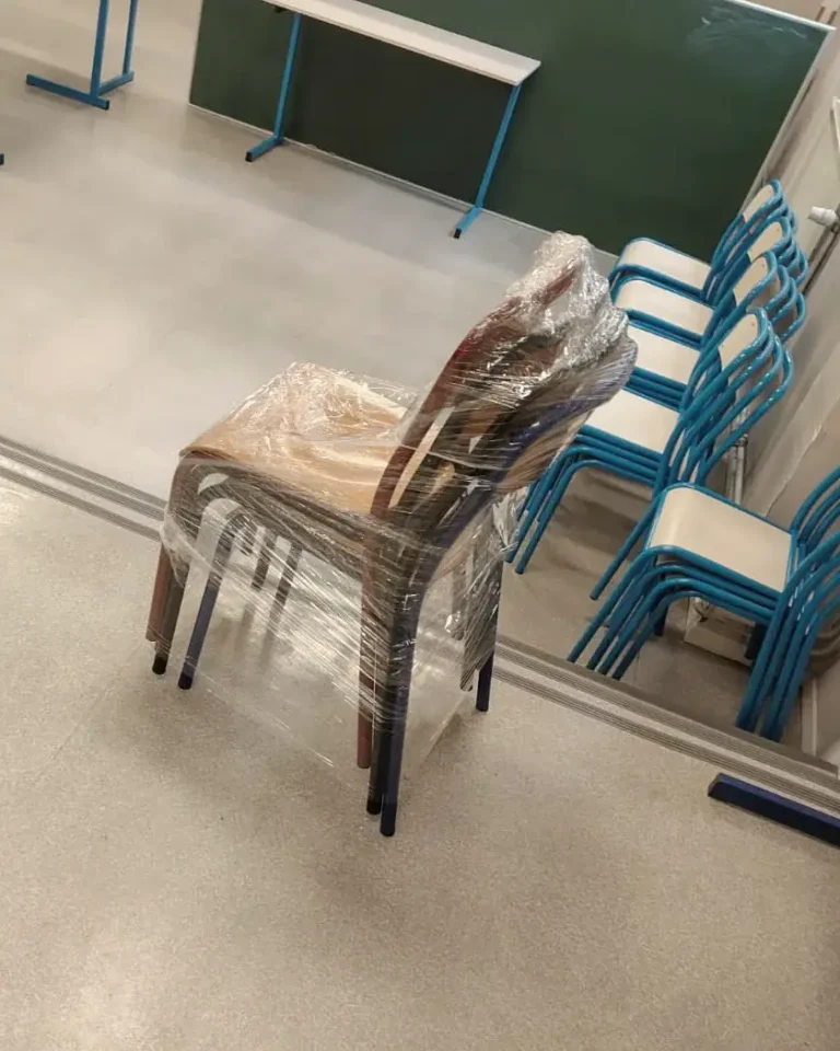 Chaises filmées et empilées pour une filière de réemploi, chantier DGE