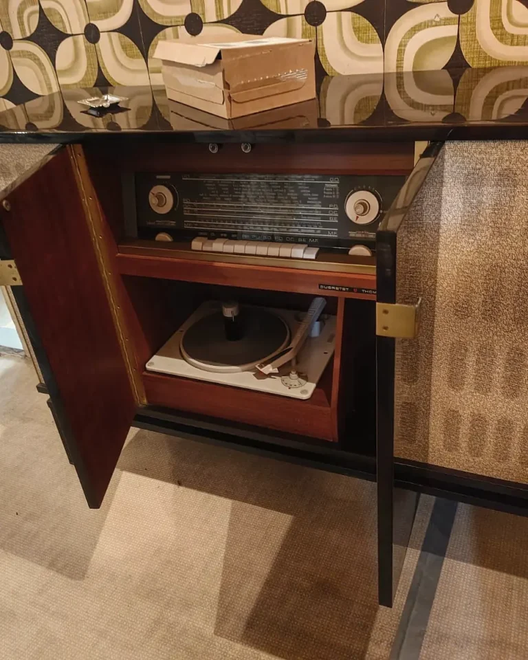 Meuble radio des années 60 ouvert sur son tourne-disque intégré, chantier DGE